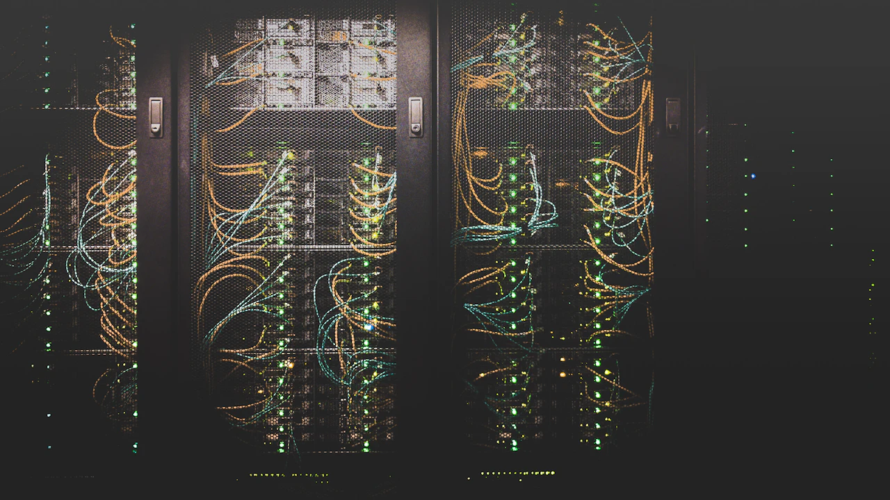 Cables de red en un rack de servidores