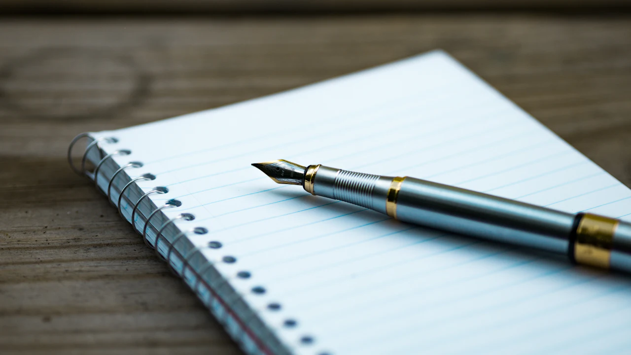 Una pluma fuente sobre un cuaderno