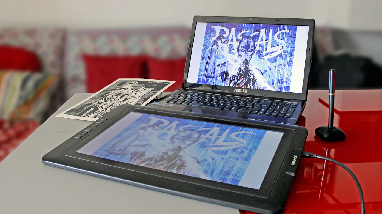 Una tableta de dibujo y una laptop