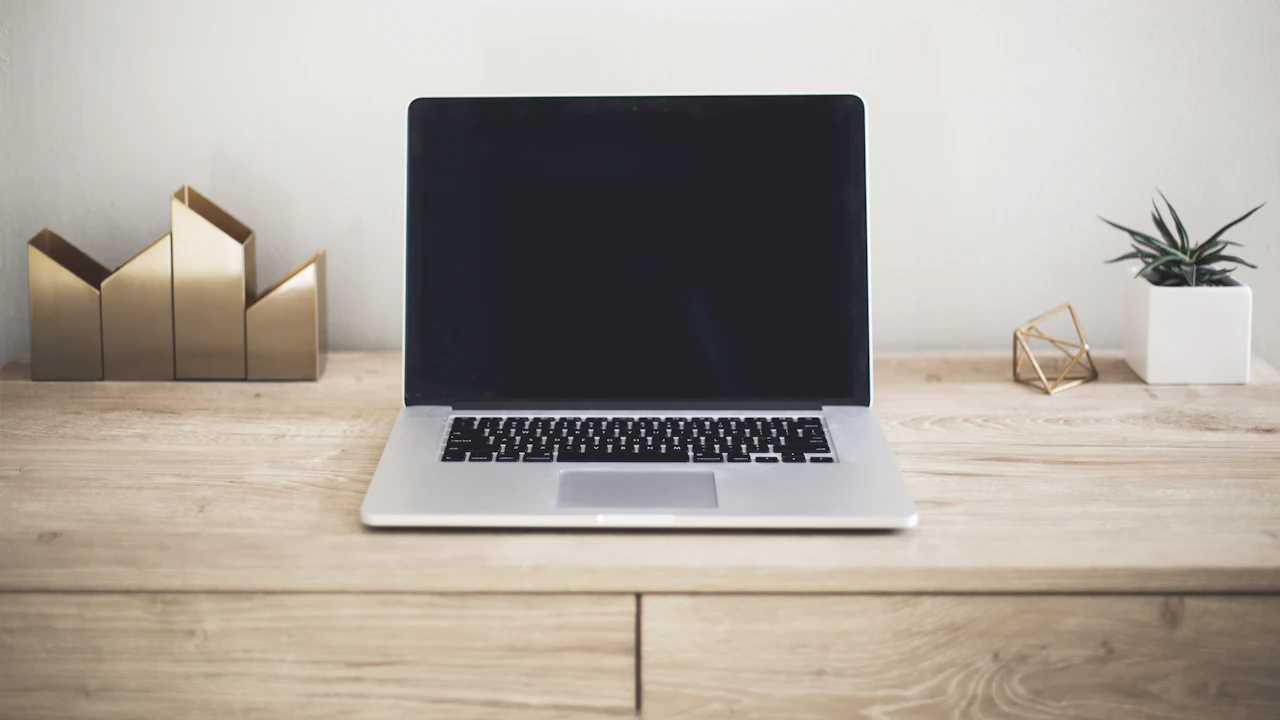 Una laptop sobre una mesa de madera