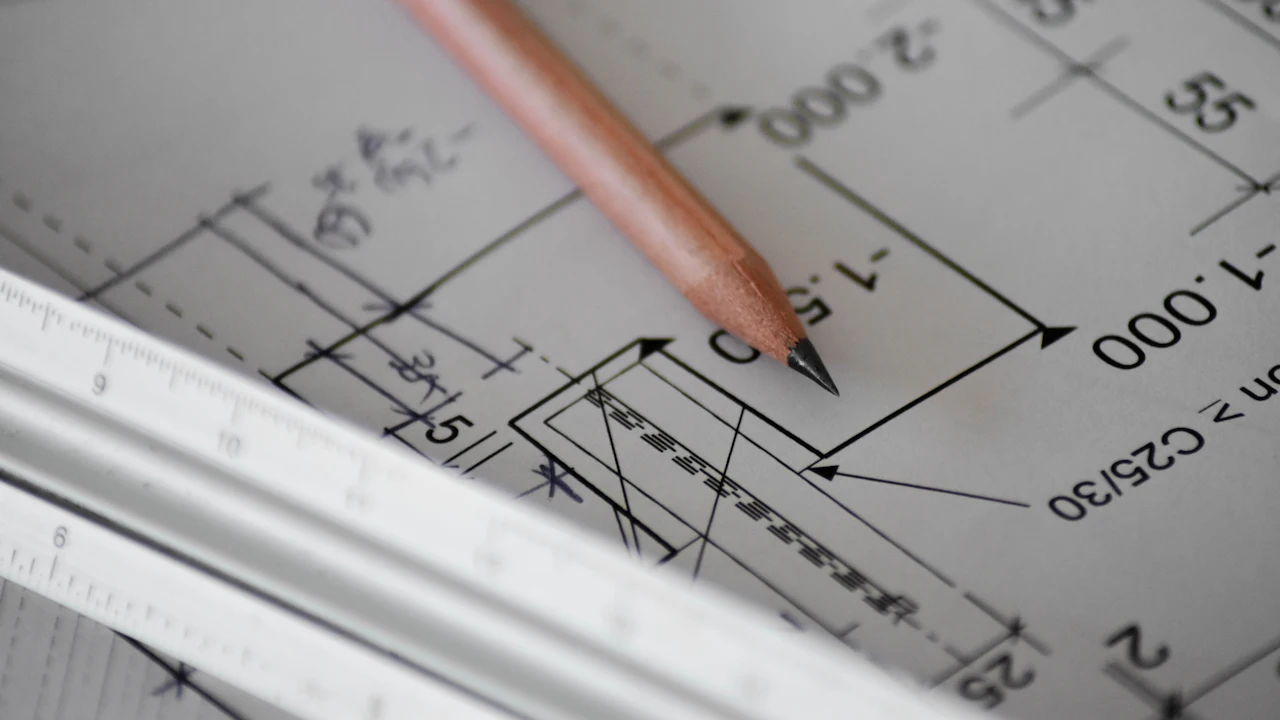 Un lápiz sobre un plano de construcción impreso