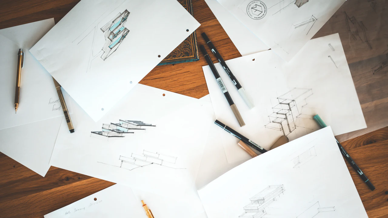 Bocetos de diseño impresos sobre una mesa