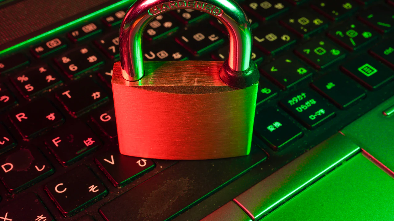 Un candado rojo sobre el teclado de una computadora