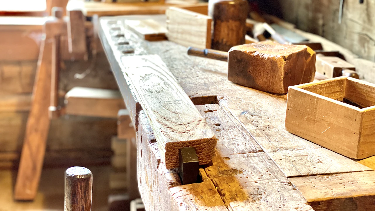 Herramientas sobre un banco de trabajo de madera