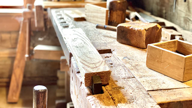 Herramientas sobre un banco de trabajo de madera