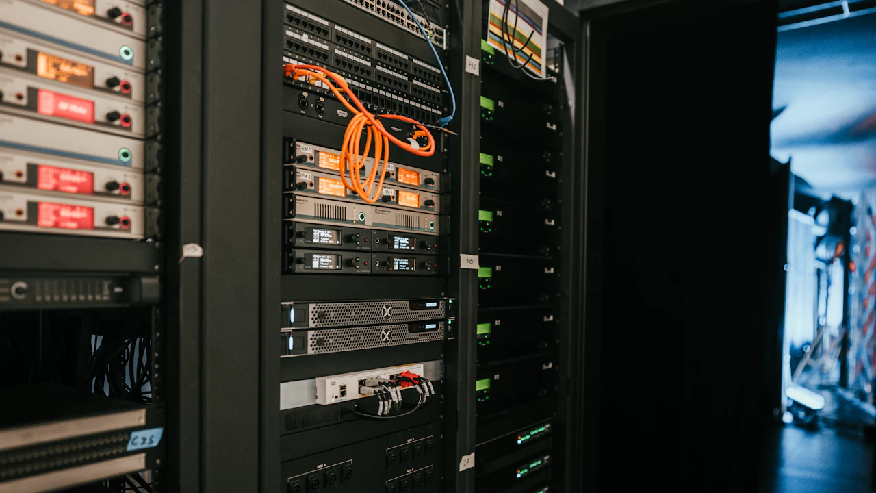 Un rack de servidores en un cuarto de servidores