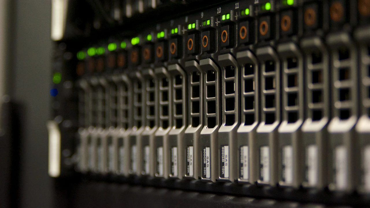 Un rack de servidores con luces de estado verdes
