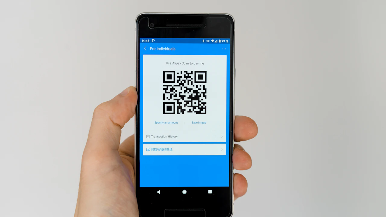 Un teléfono con un código QR