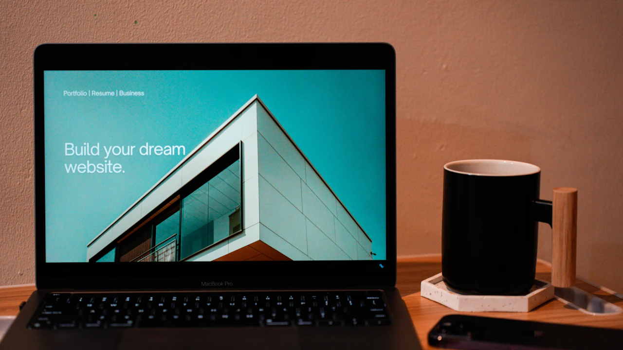 Una laptop con un sitio web sobre un escritorio de madera