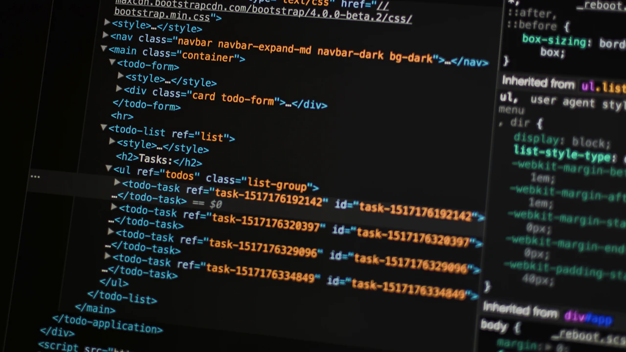 Un monitor con código de programa