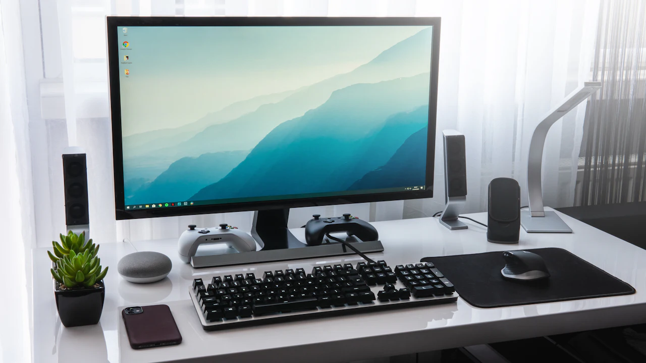 Un monitor de escritorio y un teclado