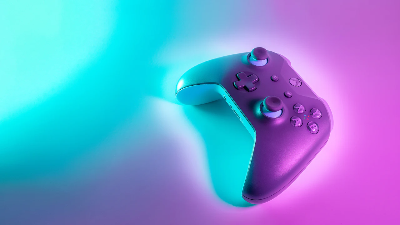 Un control de videojuegos con luz neón
