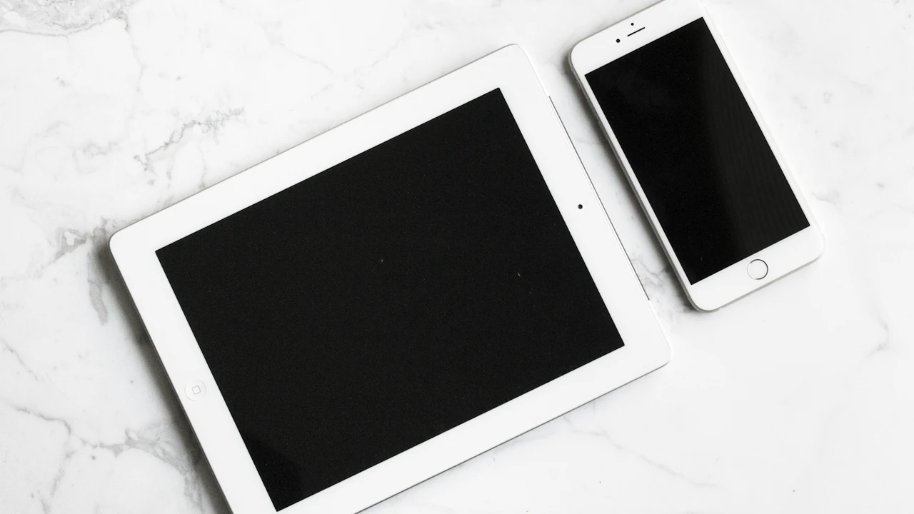 Una tableta y un teléfono sobre un escritorio