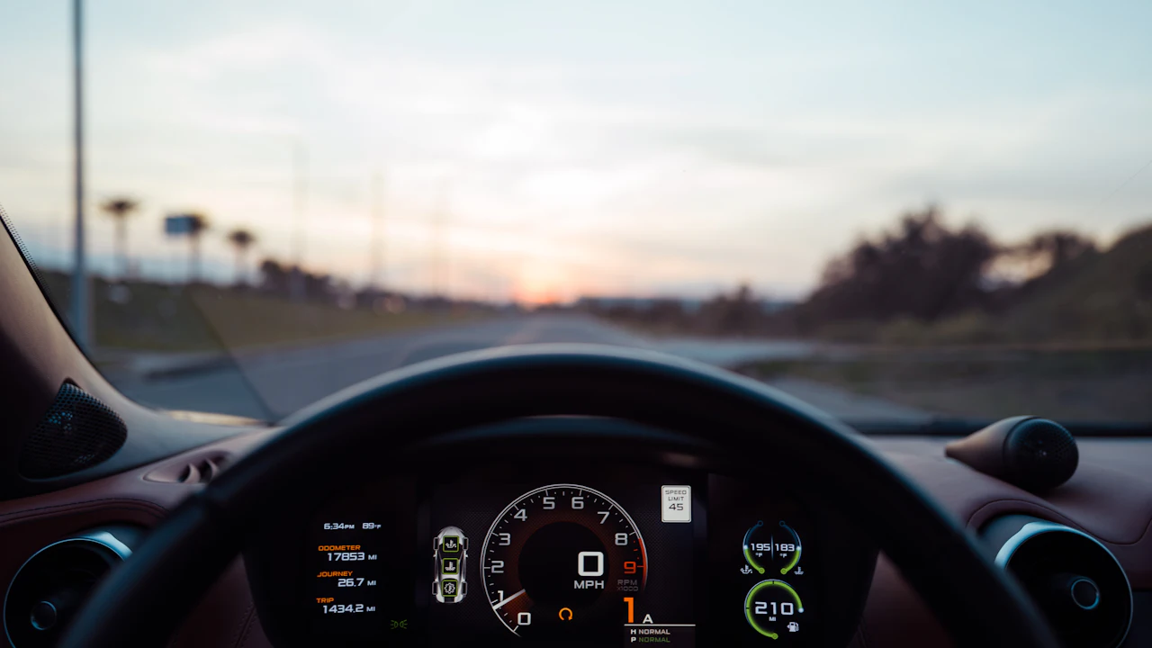 El tablero de instrumentos de un auto