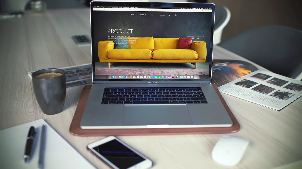 Una laptop con un sitio web